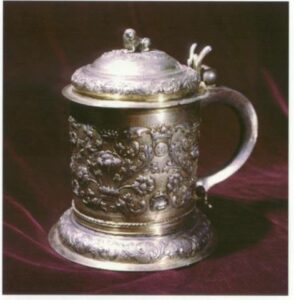 І. Равич. Кухоль. Початок  XVII ст.
Срібло: лиття, карбування, позолота