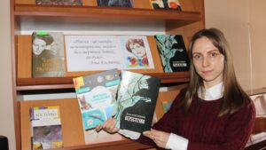 Детальніше про статтю Переможниця бібліотечного онлайн челенжду отримала книгу Ліни Костенко