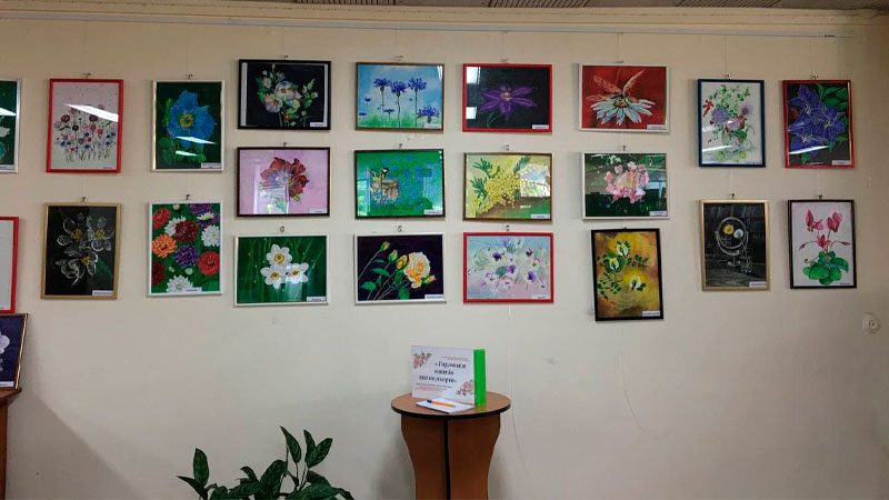 You are currently viewing Відкрилась персональна виставка робіт Галини Маслової «Гармонія квітів та кольорів»