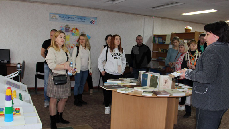 You are currently viewing Волонтери з Олександрії відвідали головну книгозбірню Кіровоградщини