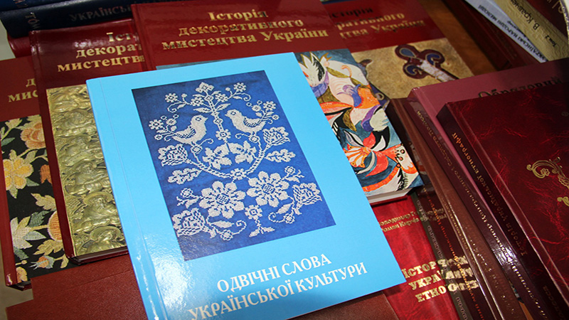 Read more about the article Головна книгозбірня Кіровоградщини отримала фантастичний книжковий подарунок!