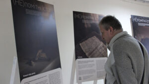 Детальніше про статтю «(Не)помітні історії»: у Кропивницькому відкрилася виставка про долю вимушених переселенців