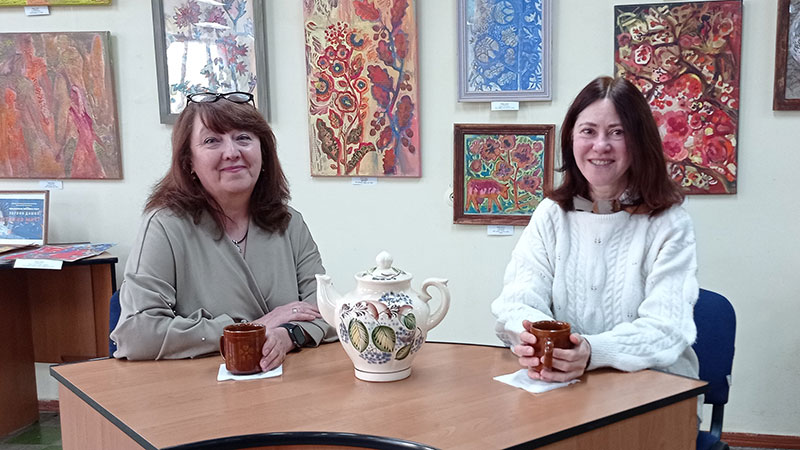 Ви зараз переглядаєте Мить, що розгортається у колір: мистецька зустріч із Зоряною Дашко