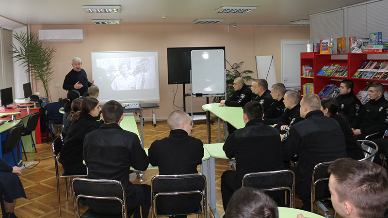 Ви зараз переглядаєте Медіаграмотність та злочинність: у бібліотеці відбувся захід для майбутніх правоохоронців