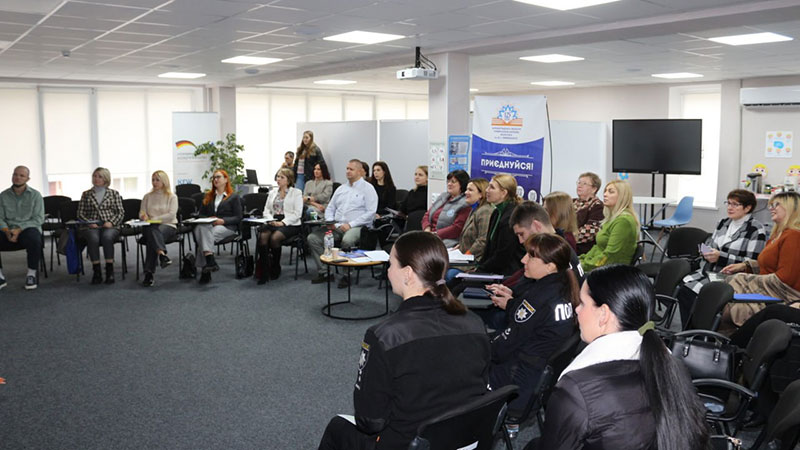 Ви зараз переглядаєте Знати, щоб захиститися: у Кропивницькому обговорювали механізми допомоги постраждалим від торгівлі людьми