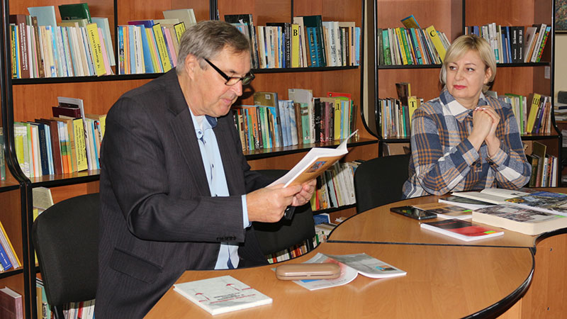 Ви зараз переглядаєте У бібліотеці презентували книгу Сергія Полуляха