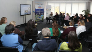 Детальніше про статтю РАЗОМ МИ МОЖЕМО: у бібліотеці Чижевського завершується проєкт з молодіжного лідерства