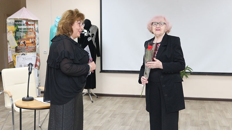 Ви зараз переглядаєте Коли бібліотека стає театром, або Бенефіс Євгенії Миронович