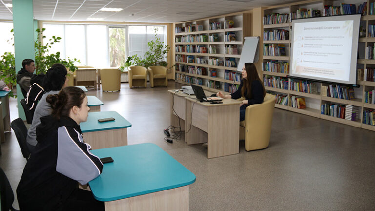 Чи замислювалися ви, скільки життя «з’їдає» нескінченна стрічка TikTok та Instagram?