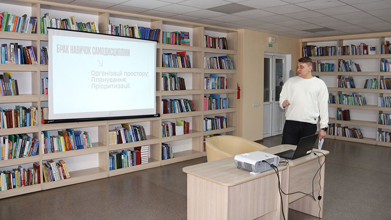 Ви зараз переглядаєте Як медику не «згоріти» на роботі: зустріч з майбутніми лікарями у бібліотеці Чижевського