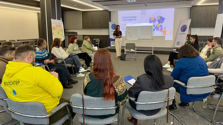 Побудова партнерств та міжсекторальної співпраці