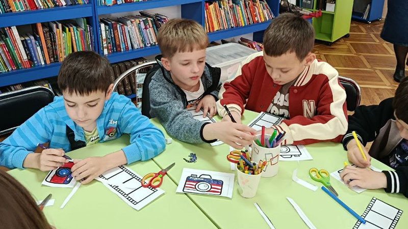 Ви зараз переглядаєте Навколо світу за одну бібліотечну зустріч: як діти святкували 250-річчя незалежності США та підкорювали планету