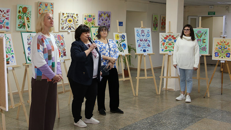 Ви зараз переглядаєте Мовою квітів і кольору: у Бібліотеці Дмитра Чижевського презентували виставку «Письмена. Діалог з Макаром Мухою»
